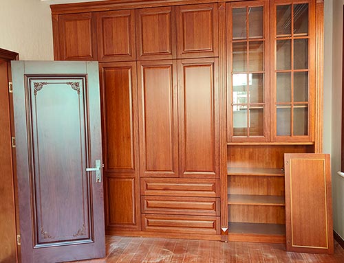 晋安中式家庭装修里定制的实木衣柜效果图
